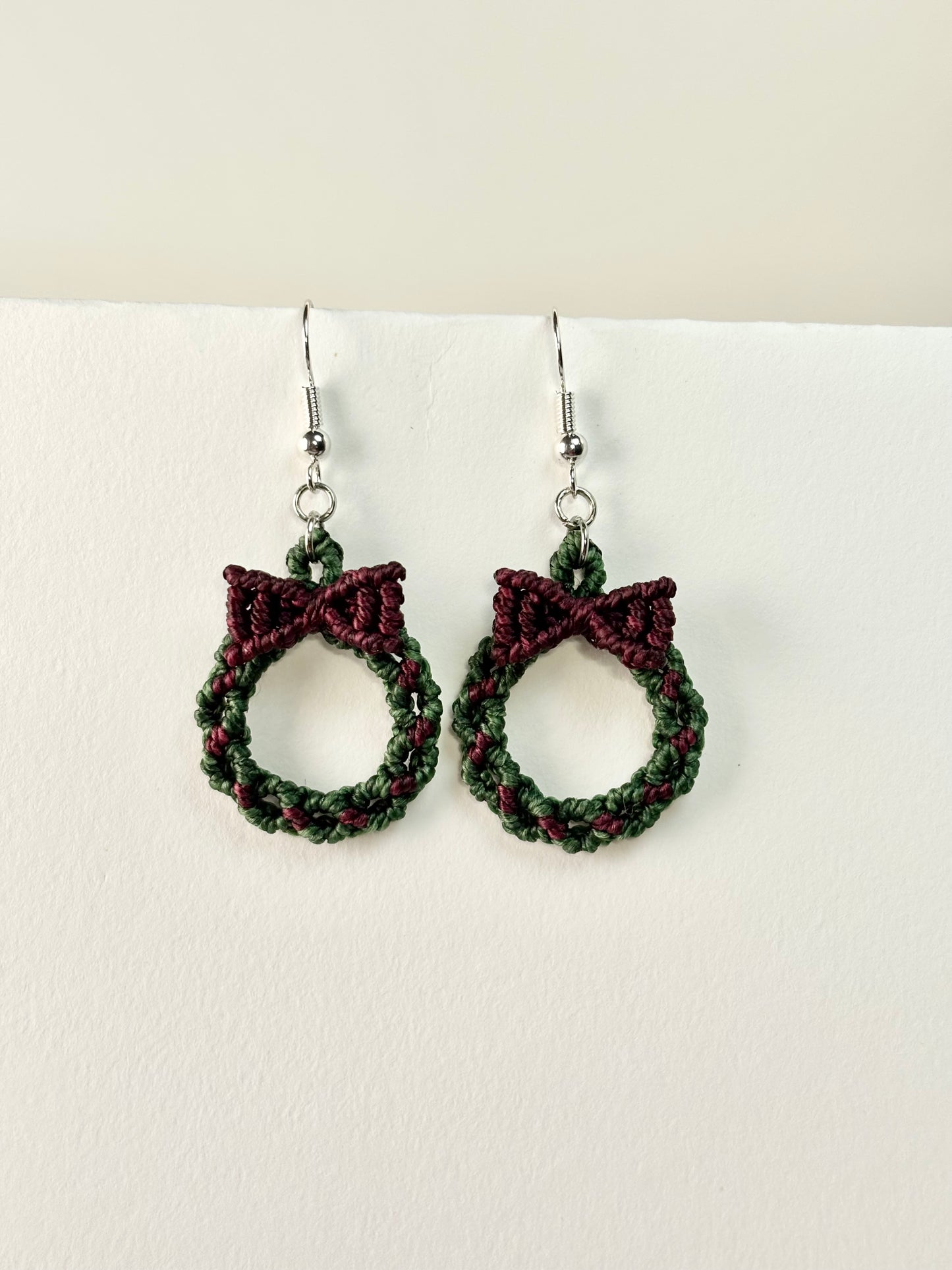 Macramé Burgundy Bow Christmas Wreath Earrings – Holiday Handmade