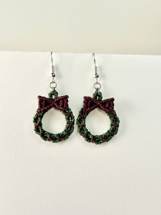 Macramé Burgundy Bow Christmas Wreath Earrings – Holiday Handmade