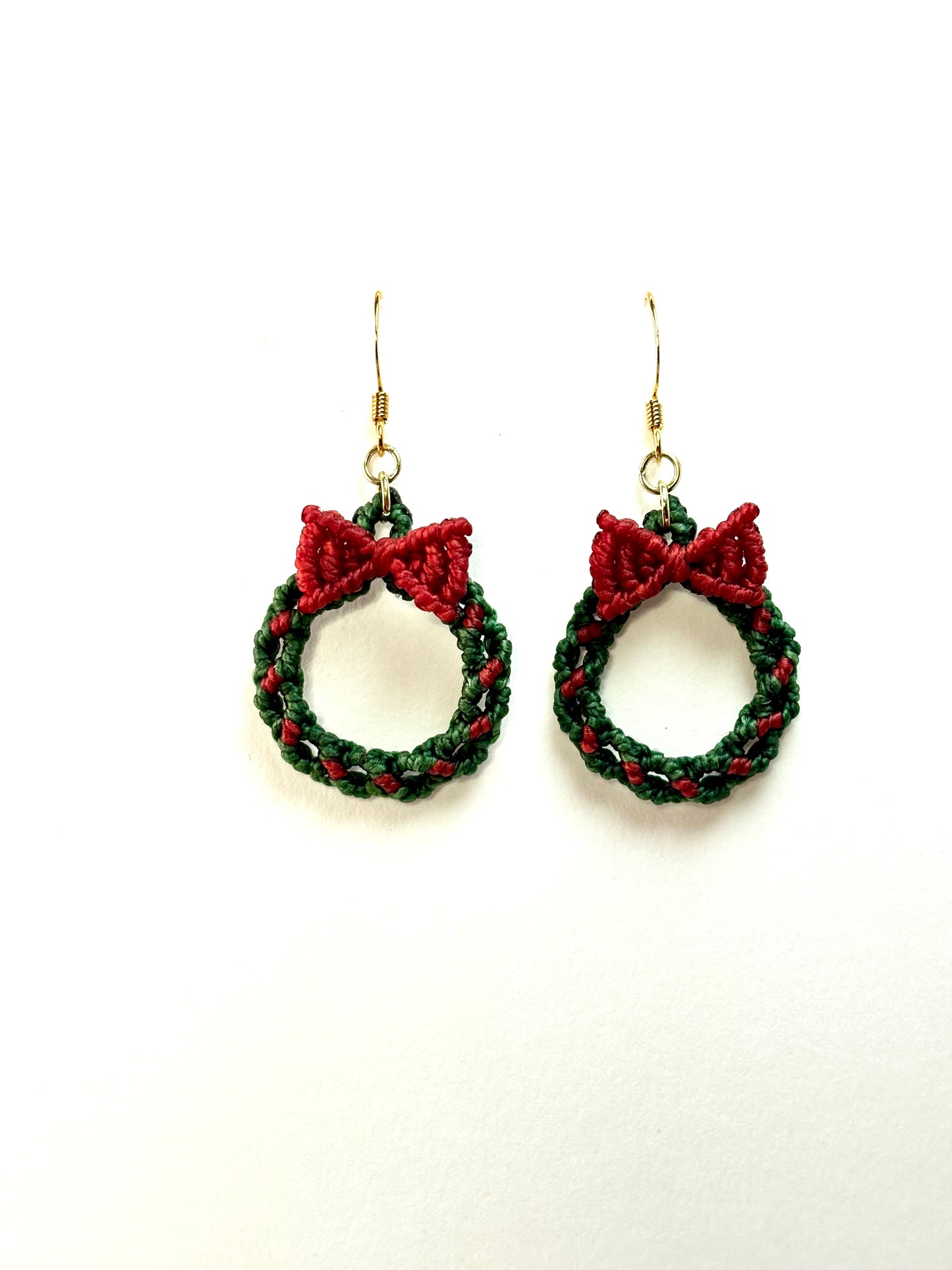 Macramé Christmas Wreath Earrings – Green & Red Holiday Earrings